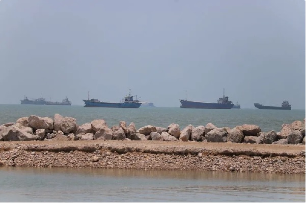 Tàu thuyền qua eo biển Hormuz bắt đầu lưu thông trở lại